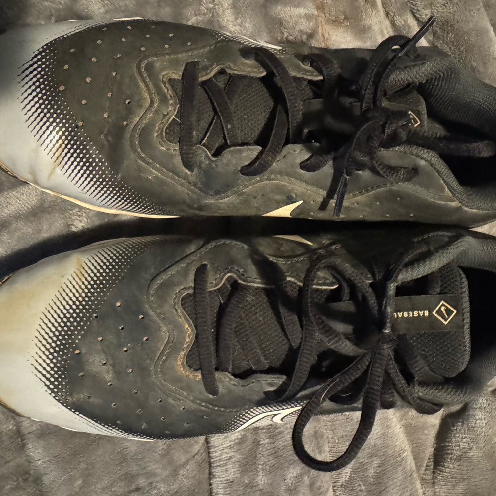 Nike Mens Black and White Baseball Cleats